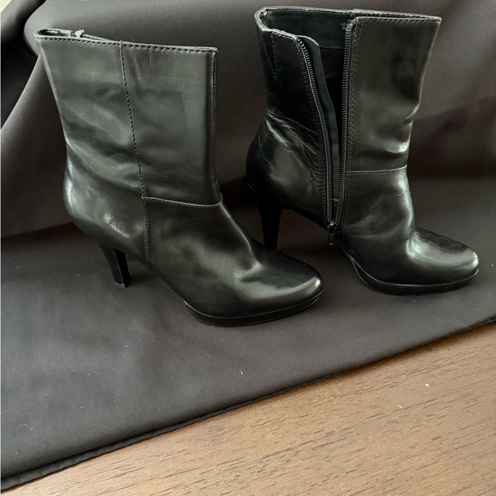 Bandolino Black Heeled Boots Sleek Design